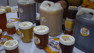 عسل السدر بـ1800 جنيه وزيت الزيتون يسجل 120، أسعار المنتجات اليمنية في معرض أهلا رمضان (صور)