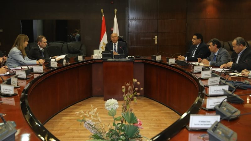 وزير النقل مع وفد
