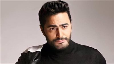 تامر حسني: آدم ابني أصر يصلي الجمعة بالجلابية (فيديو) 