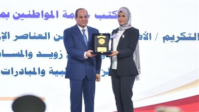 السيسي يكرم عددًا من أبطال سيناء.. الرئيس: لم تفلح تهديدات الإرهاب في منعهم من تأدية أمانة المسؤولية الوطنية والإنسانية