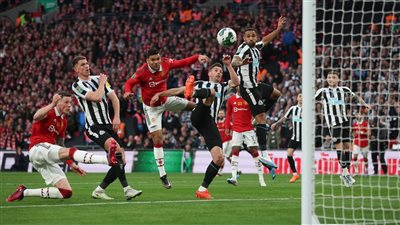 مانشستر يونايتد يتوج بلقب كأس رابطة المحترفين بثنائية في نيوكاسل