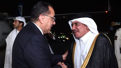 رئيس الوزراء القطري يستقبل مدبولي في مطار الدوحة (صور)