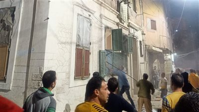 أول صور من موقع انهيار عقار الإسكندرية