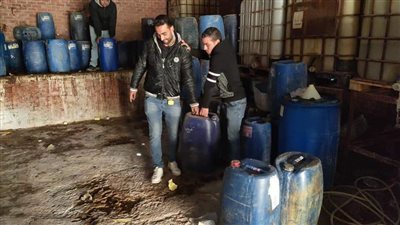 غلق مصنع لتعبئة المنظفات بدون ترخيص بمنشأة البكاري (صور)