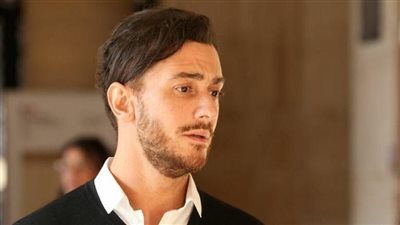 مذيعة قناة العربية تفتح النار على سعد لمجرد على الهواء 