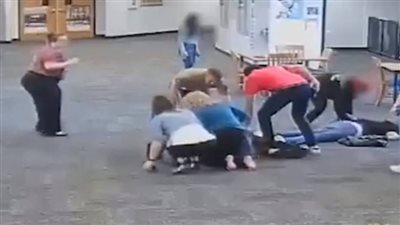 طالب أمريكي يعتدي بوحشية على معلمته لأنها منعته من اللعب