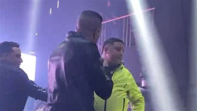 حسن شاكوش يحرج حمو بيكا على المسرح (صور)