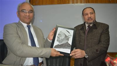 نائب رئيس جامعة الأزهر يكرم المتفوقات بكلية طب بنات أسيوط
