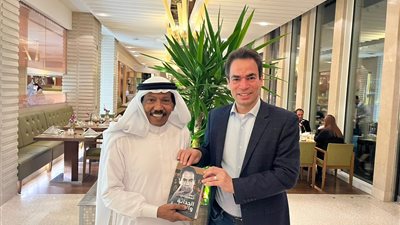 المسلماني يهدي كتابه الحداثة والسياسة للأديب السعودي عبده خال الحائز على جائزة البوكر العالمية