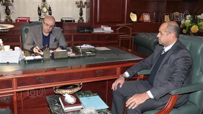 محافظ بني سويف يوجه القوى العاملة لمراجعة أوضاع العمال بالمصانع 