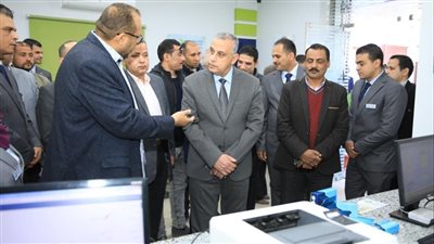محافظ سوهاج يتفقد مركز خدمة عملاء شركة مياه الشرب في أخميم