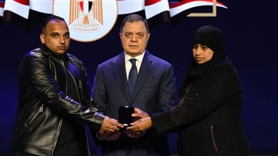 وزير الداخلية يكرم أسر الشهداء ورجال الشرطة المتميزين (صور) 