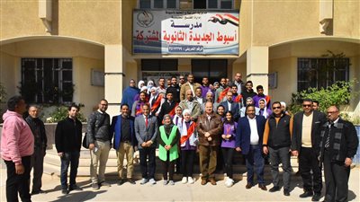 محافظ أسيوط يوجه بتوزيع أفلام تسجيلية عن المشروعات القومية في المدارس 