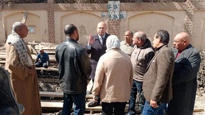 نائب محافظ الجيزة يتفقد مشروع الصرف الصحي بقرية سقارة(صور)