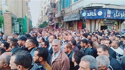 الآلاف يشيعون جثمان القيادي السياسي رشاد عثمان بالإسكندرية (صور)