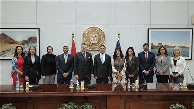 وزير السياحة والآثار يستقبل وفدا من غرفة التجارة الأمريكية بالبحرين