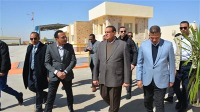 وزير التنمية المحلية يتفقد مصنع تدوير المخلفات بقرية تونا الجبل بملوي المنيا