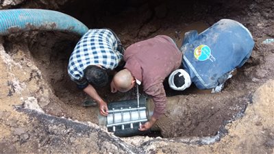 إصلاح ماسورة مياه وتطهير مطابق الصرف الصحي بجزيرة الدهب في الجيزة (صور)