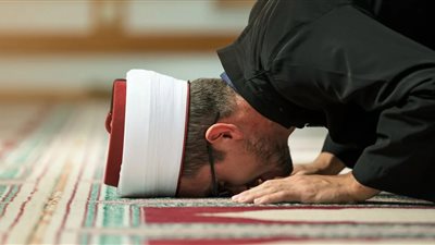 تفسير رؤية صلاة الفجر في المنام وعلاقتها بالخير والرزق والمال الكثير 