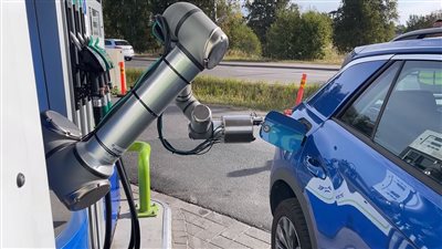 باحثون يطورون ذراعا روبوتية لتسهيل تزويد السيارات بالوقود (فيديو)‎‎