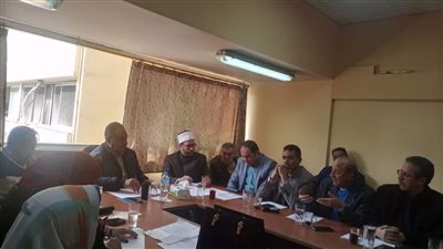 رئيس حي جنوب الجيزة يناقش استعدادات رمضان مع المجلس التنفيذي (صور)