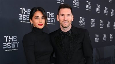 زوجة ميسي تتصدر تويتر بعد رد فعلها أثناء جوائز الأفضل، ومتابعون: جميلة هنيئًا لك يا ليو