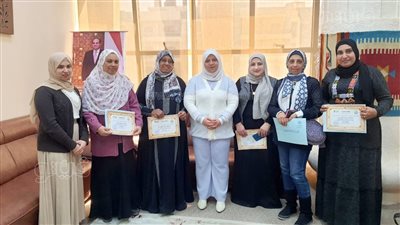 نائب محافظ مطروح تكرم 5 سيدات لتنفيذهن ورشة فن كورشيه بالمجان