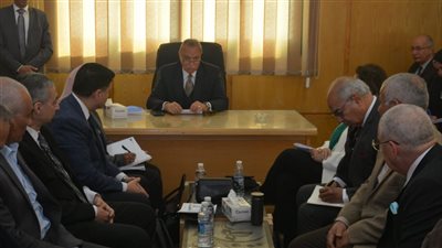 محافظ القليوبية يعقد اجتماعا بمقر مبنى المناطق الصناعية بالخانكة 