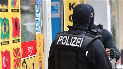 رجل مسلح يحتجز مرضى مستشفى كرهائن في ألمانيا (فيديو)