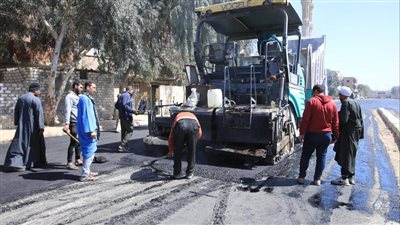 محافظ سوهاج يتفقد أعمال الرصف بطريق المزالوة بالدير (صور)