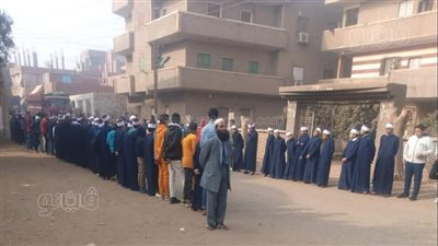 طلاب يصطفون لوداع معلم ثانوي أزهري ببني سويف 