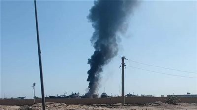 اللقطات الأولى لحريق مراكب الصيد بميناء الأتكة في السويس (فيديو وصور)