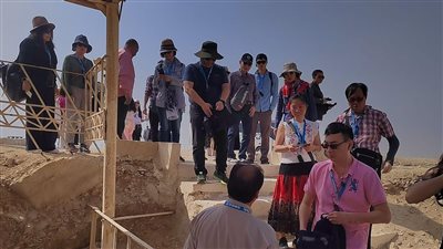 وفد سياحي تايلاندي يزور هرم اللاهون جنوب مدينة الفيوم