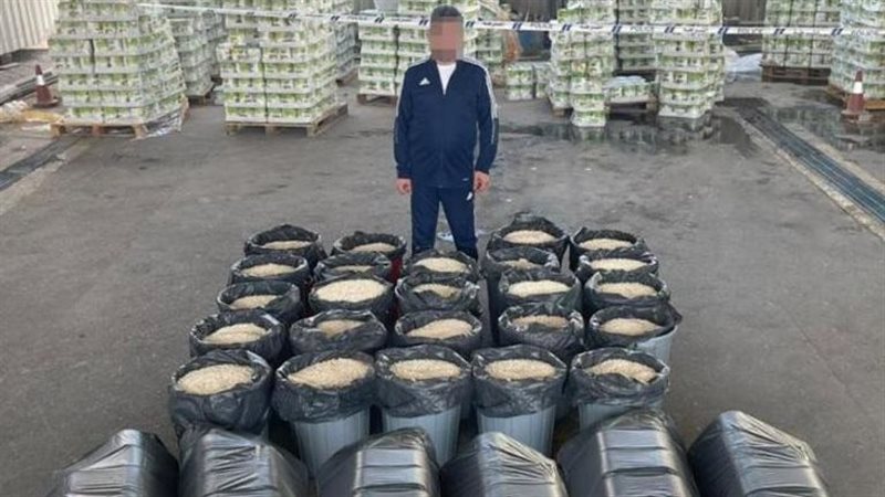 المتهم وأمامه المضبوطات،
