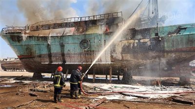 السيطرة على حريق هائل بمنطقة تصنيع سفن بالسويس (صور)