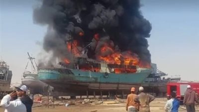 التفاصيل الكاملة فى حريق ميناء الأتكة بالسويس.. 10 سيارات إطفاء تنقذ الميناء من كارثة وتحاصر النيران.. والنيابة تفتح تحقيقا (فيديو وصور)