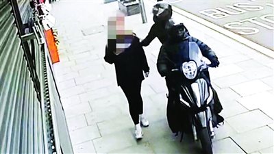 لصوص متخصصون في سرقة سماعات الأذن