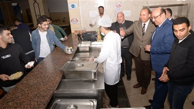 رئيس جامعة المنصورة يتفقد مستوى الوجبات في زيارة مفاجئة لمدن الطلبة