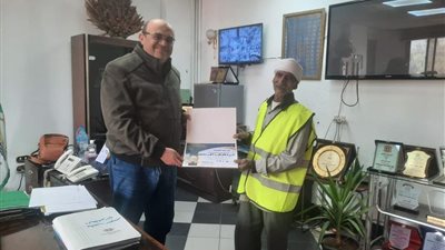 رئيس حى العجوزة يكرم موظفين وعمال نظافة (صور)