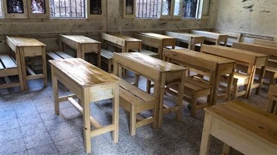 مصنع MDF بإدكو يعيد تدوير 600 منضدة مدرسية ويقدمها لـ 5 مدارس (صور)