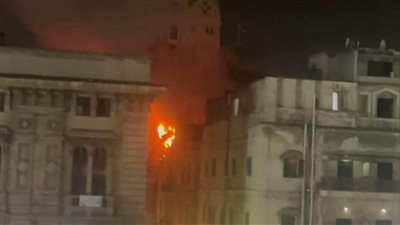 النيابة تنتدب المعمل الجنائي لبيان سبب حريق أعلى سطح برج تجاري بحلوان 