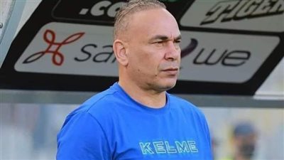 إبراهيم حسن يحتفي بلاعبي المصري بعد الفوز على إنبي