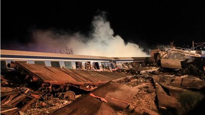 26 قتيلا و85 مصابا في اصطدام قطارين وسط اليونان، وصور تكشف حجم الكارثة