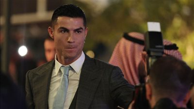 بخلاف المصنوعة من الذهب، رونالدو يظهر بساعة جديدة بثمن خيالي، وهذا سعرها (صور)