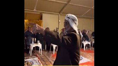 جدل بعد قيام مسن بتقسيم ضيوفه لتناول الطعام (فيديو)