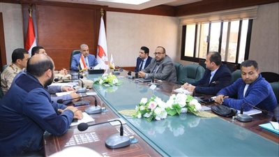 محافظ سوهاج يعقد اجتماعا لمناقشة مشروعات الصرف الصحي 