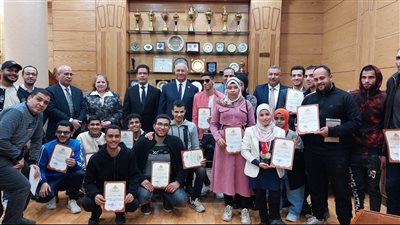 مجلس جامعة بنها يكرم الطلاب المتميزين فى الأنشطة