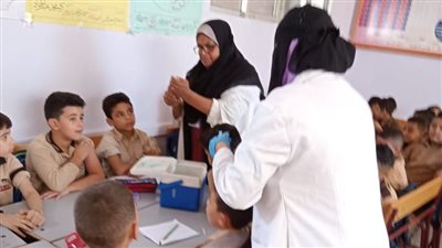 تطعيم طلبة الصفين الثاني والرابع الابتدائي ضد السحائي في الدقهلية 