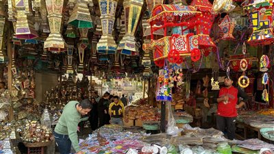 السيدة زينب تتزين بفوانيس رمضان، الأسعار تبدأ من 75 لـ 1200 جنيه (فيديو وصور)