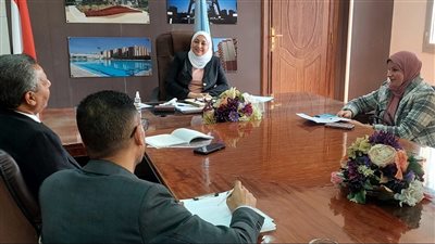 محافظة القاهرة تبحث توفير سيارات مجهزة لتقديم خدمة تراخيص المحال 